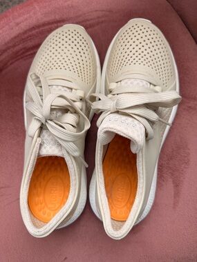 NEW Crocs Women’s LiteRide Pacer Stucco W7 Water-Friendly Comfort Sneakers